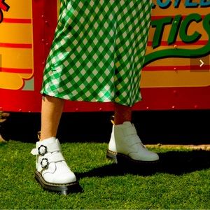 NIB Dr. Martens Devon Flower white platform boots